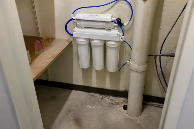 Reverse osmosis water filtration system installed in a utility closet in Tempe, AZ.